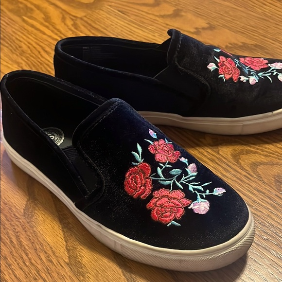 SO Shoes - Black Velvet Embroidered Floral Slip-On Shoes